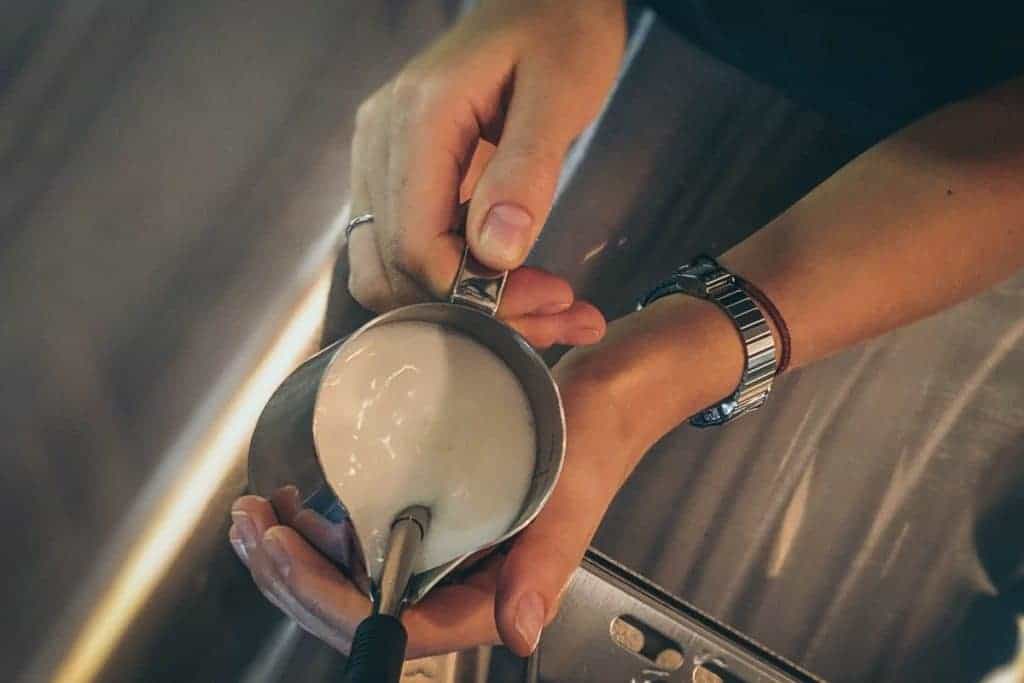 https://frriday.com/wp-content/uploads/2019/11/how-to-steam-milk-for-latte-art-frothing-the-milk-1024x683.jpg